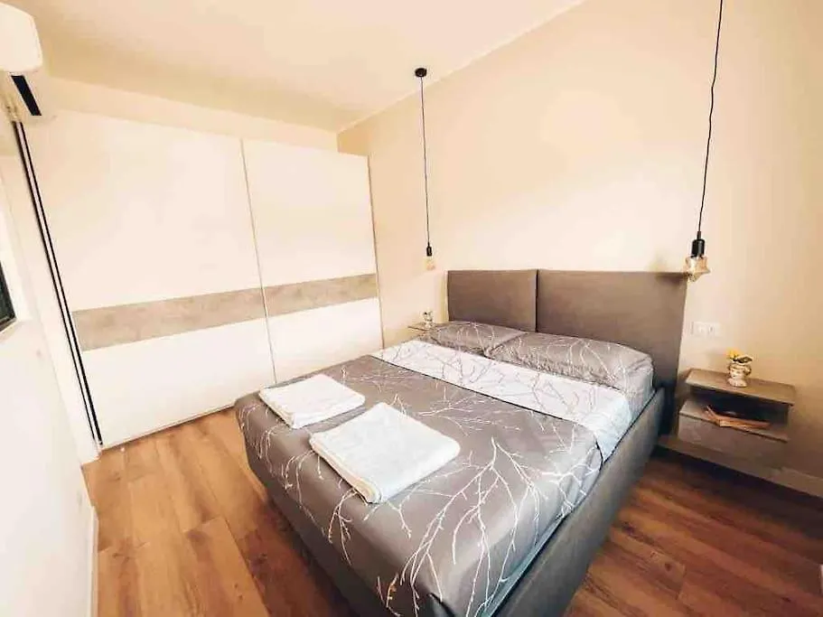 Design Apartment Recently Renovated ميلان
